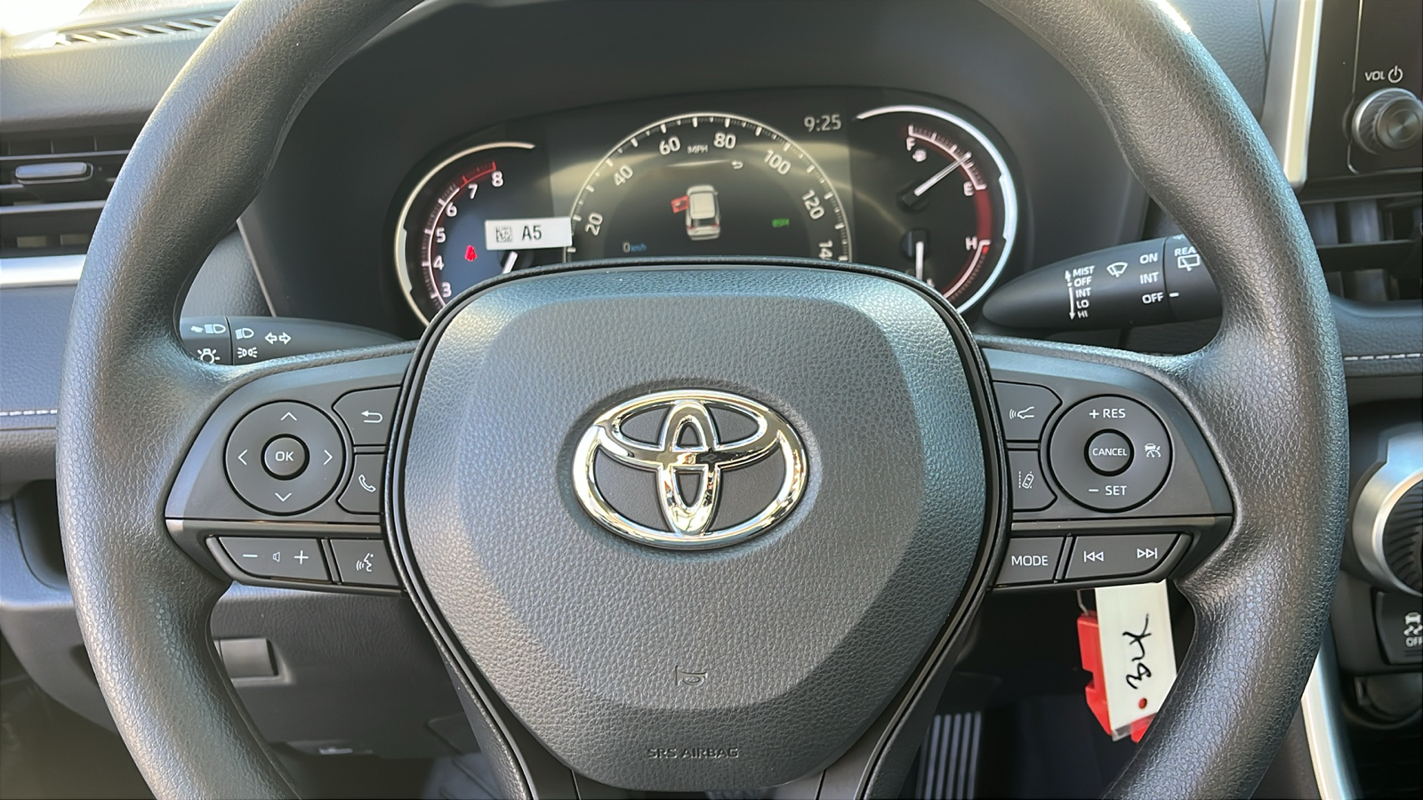 2025 Toyota RAV4 LE 8