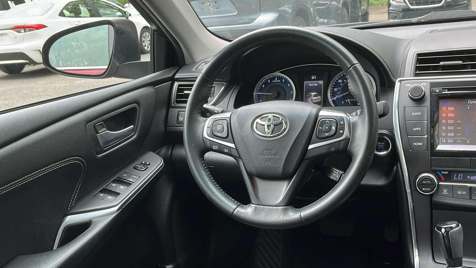2016 Toyota Camry XLE 24