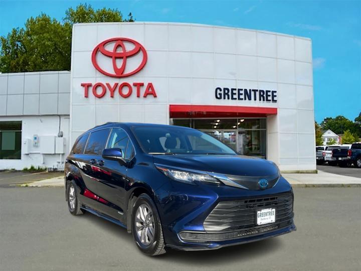 2021 Toyota Sienna LE 1