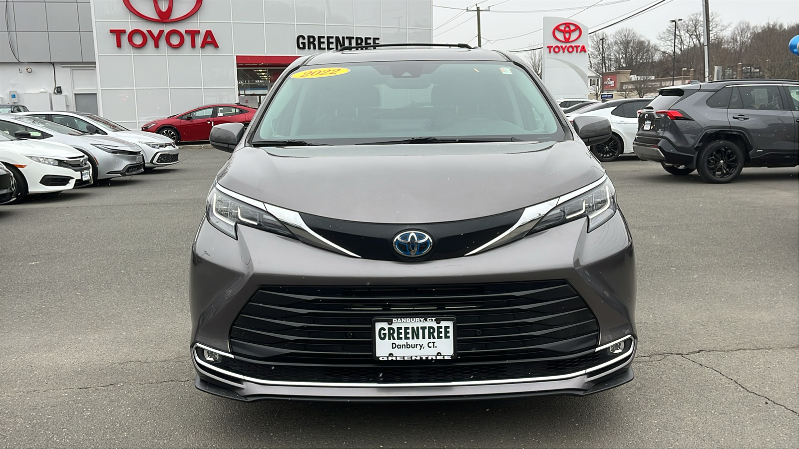 2022 Toyota Sienna XLE 2