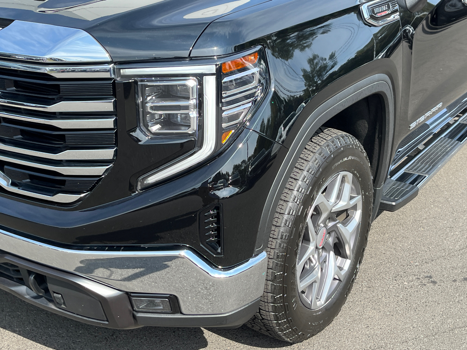 2023 GMC Sierra 1500 SLT 8