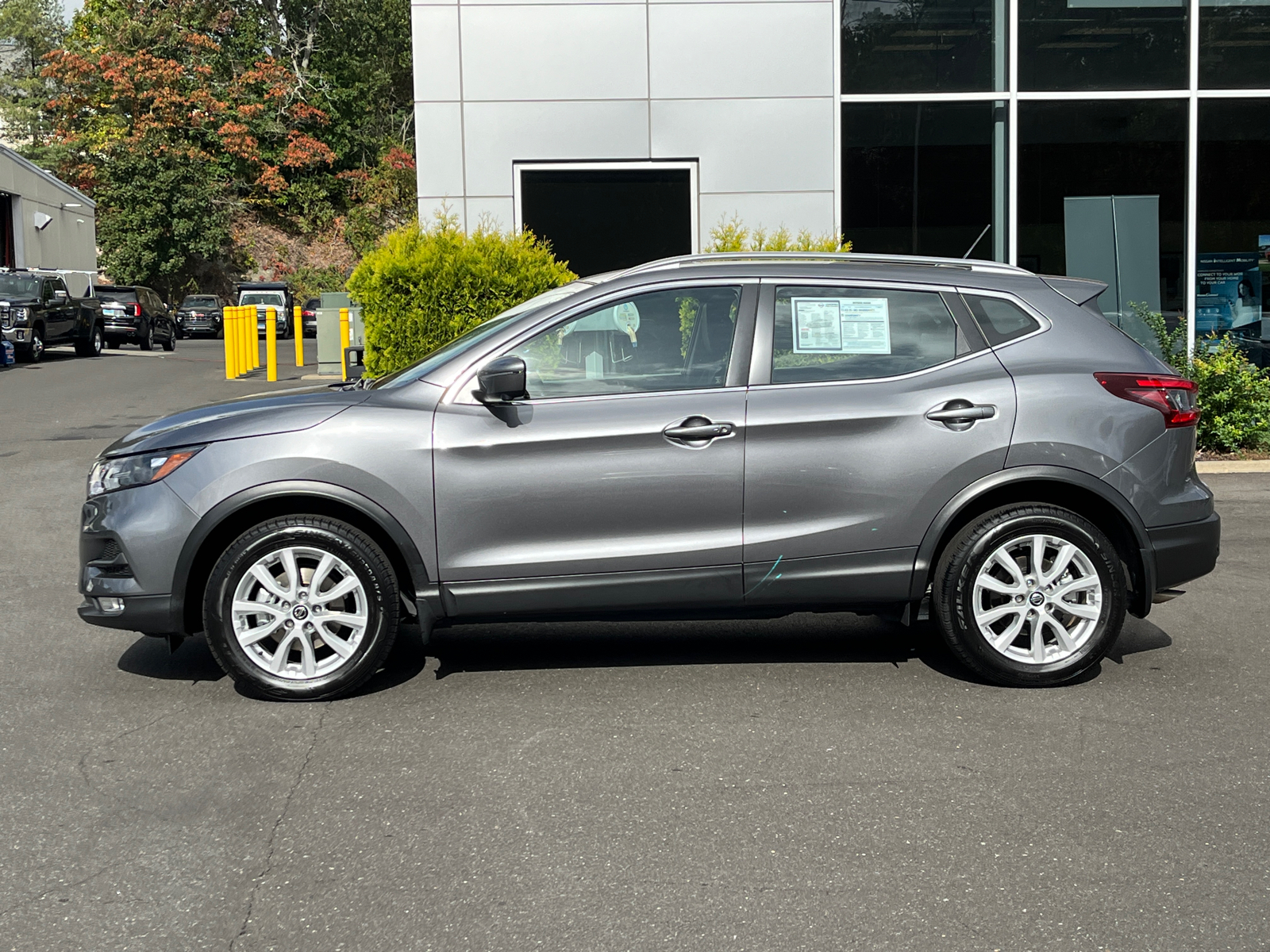 2022 Nissan Rogue Sport SV 2