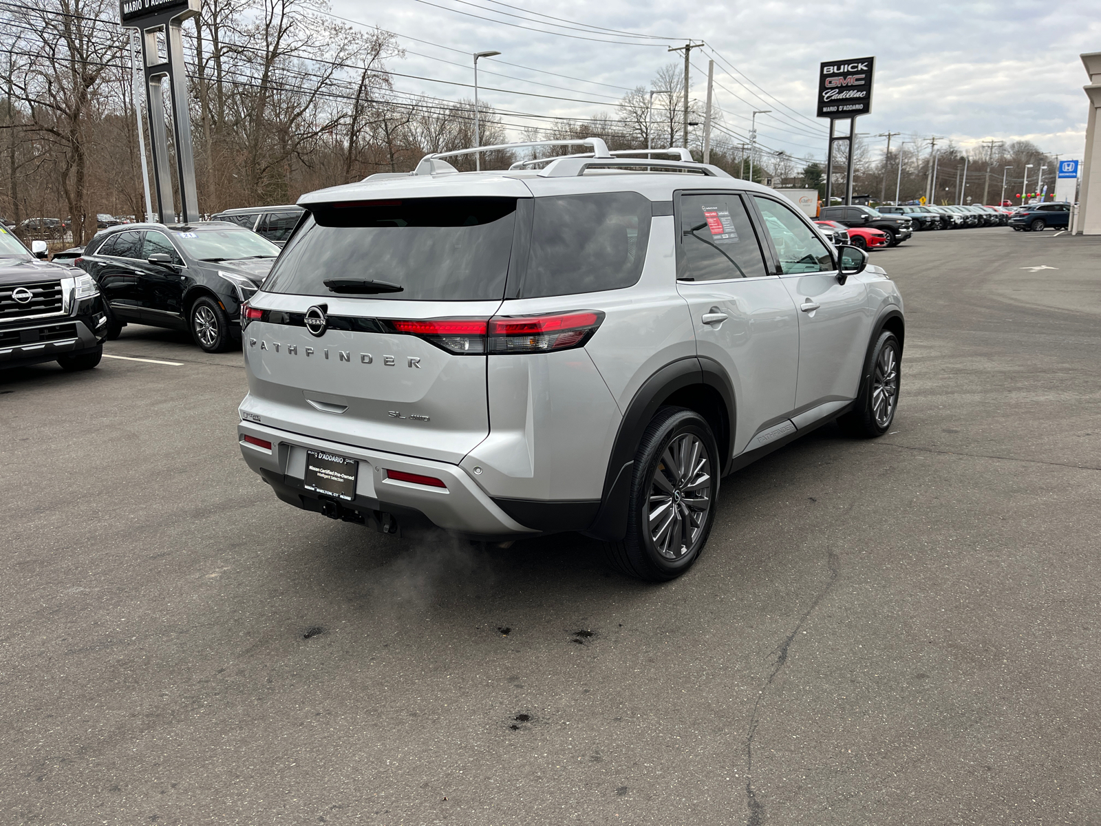 2023 Nissan Pathfinder SL 5