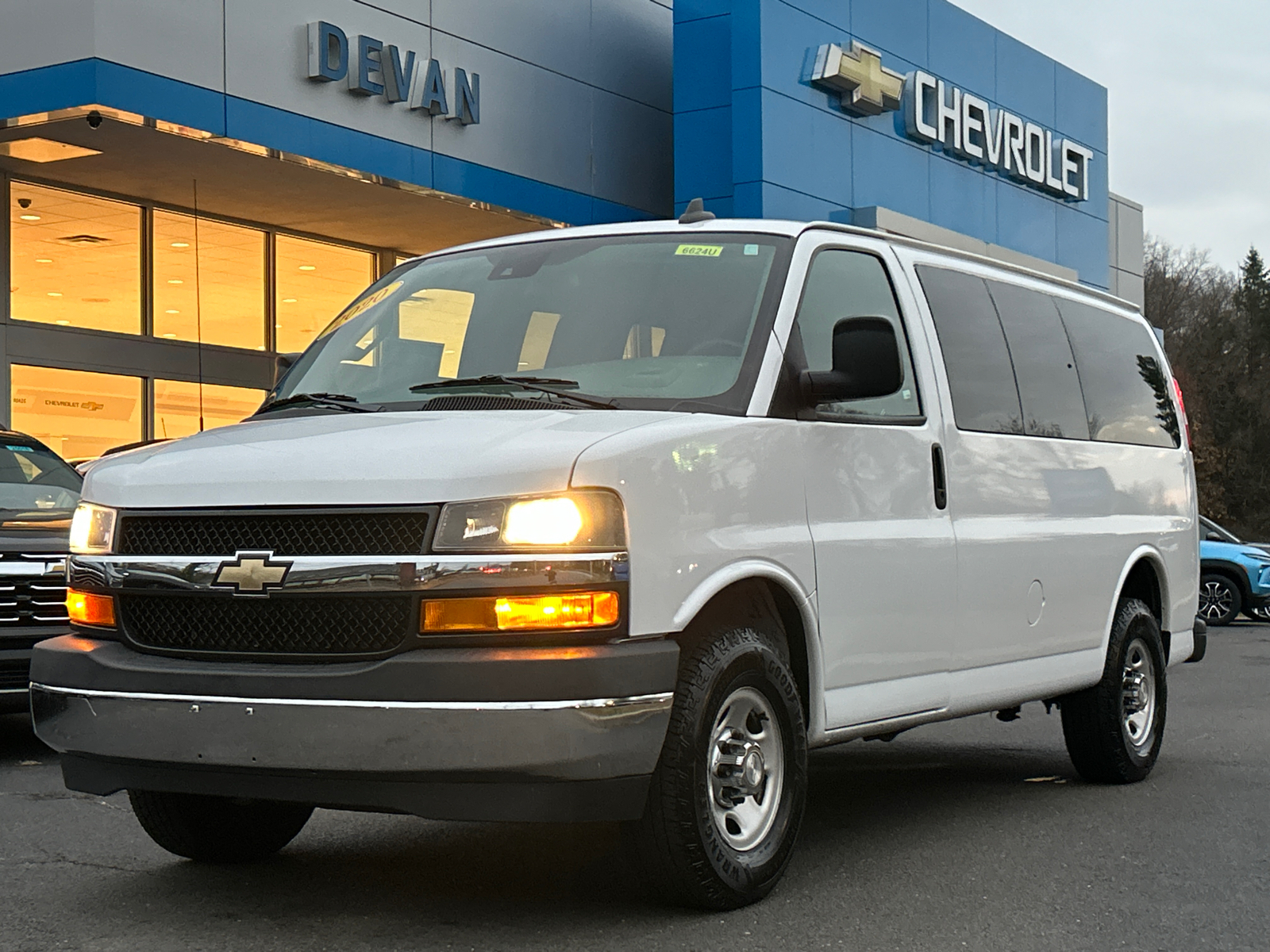 2020 Chevrolet Express Passenger 2500 1LT 1