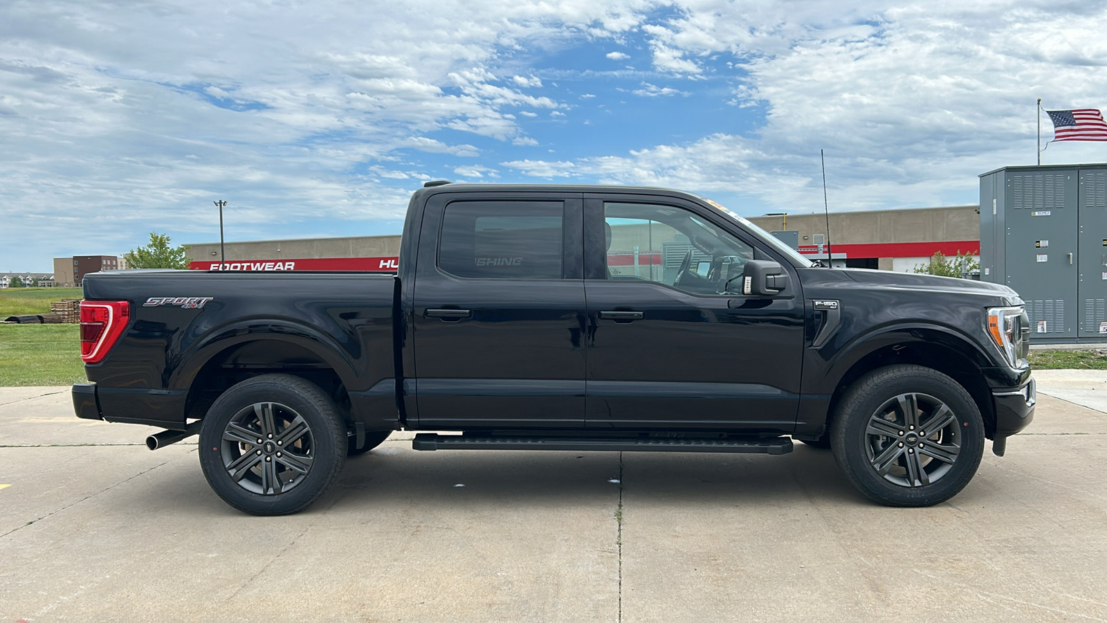 2023 Ford F-150 XLT 2