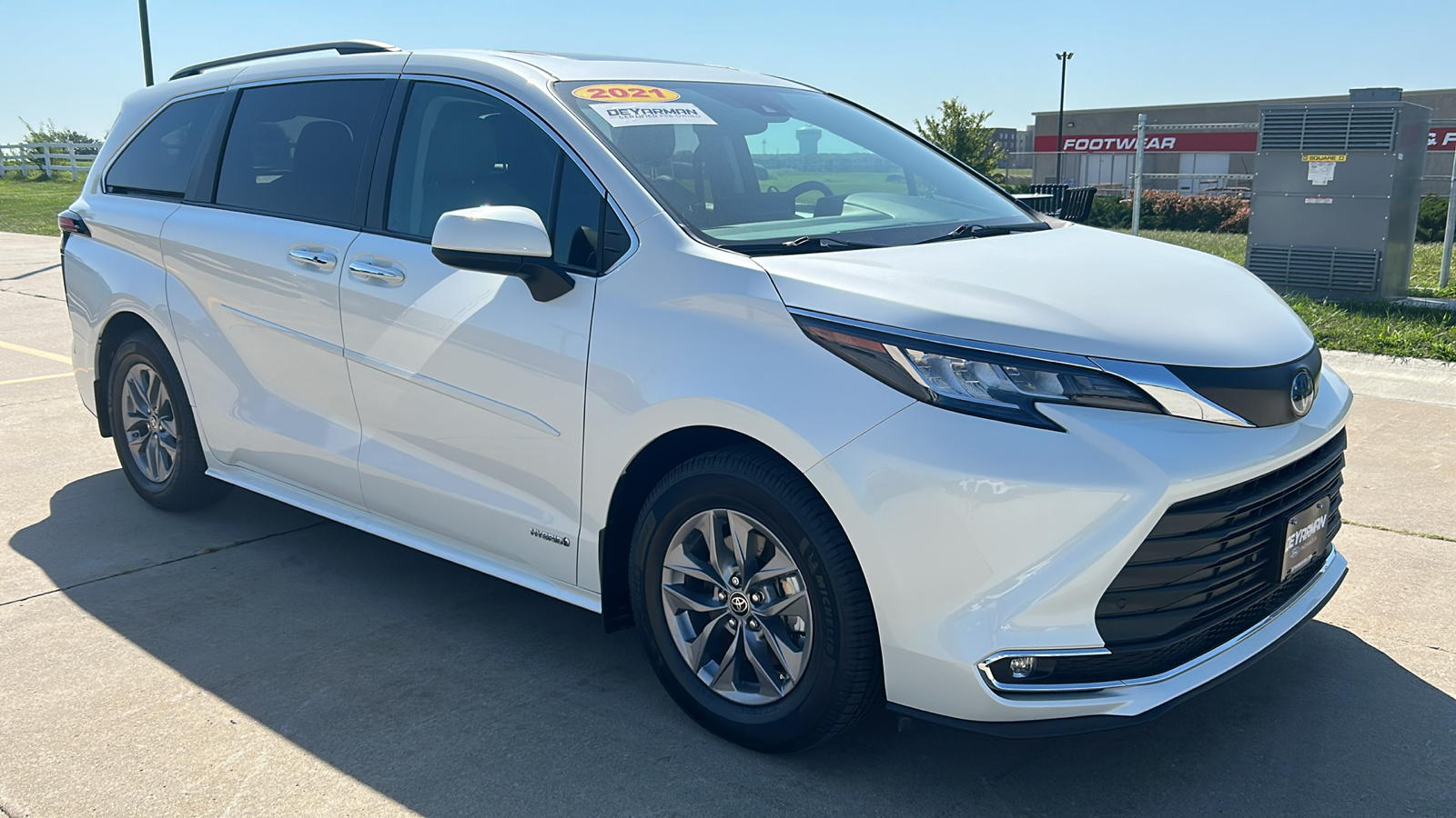 2021 Toyota Sienna XLE 1