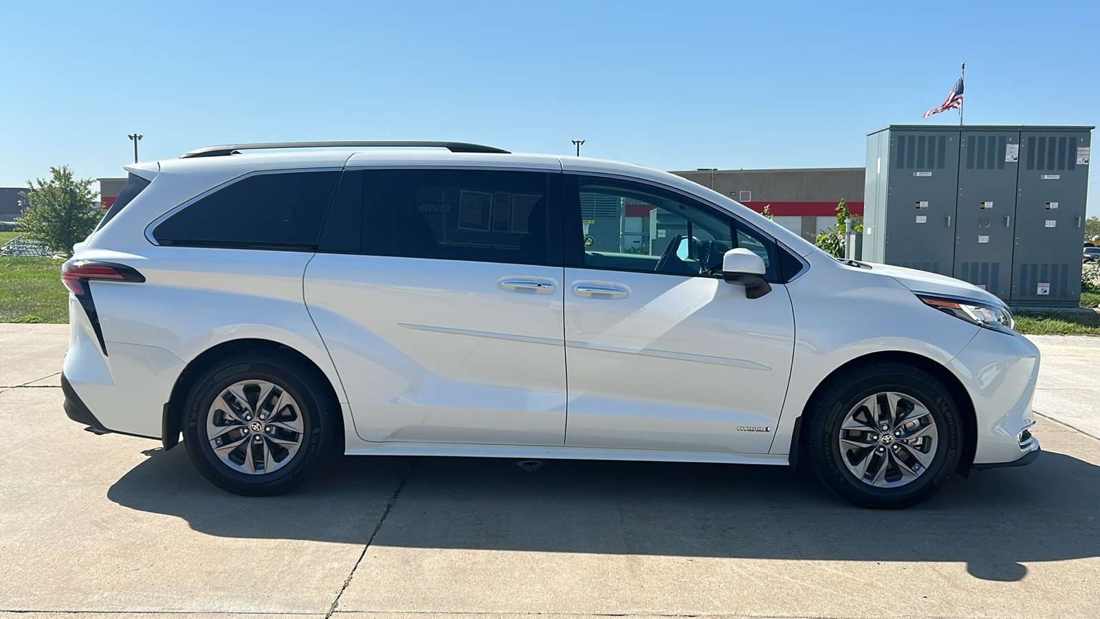 2021 Toyota Sienna XLE 2