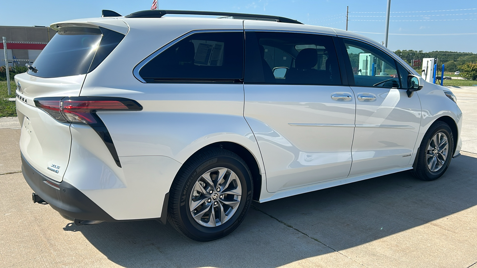 2021 Toyota Sienna XLE 3