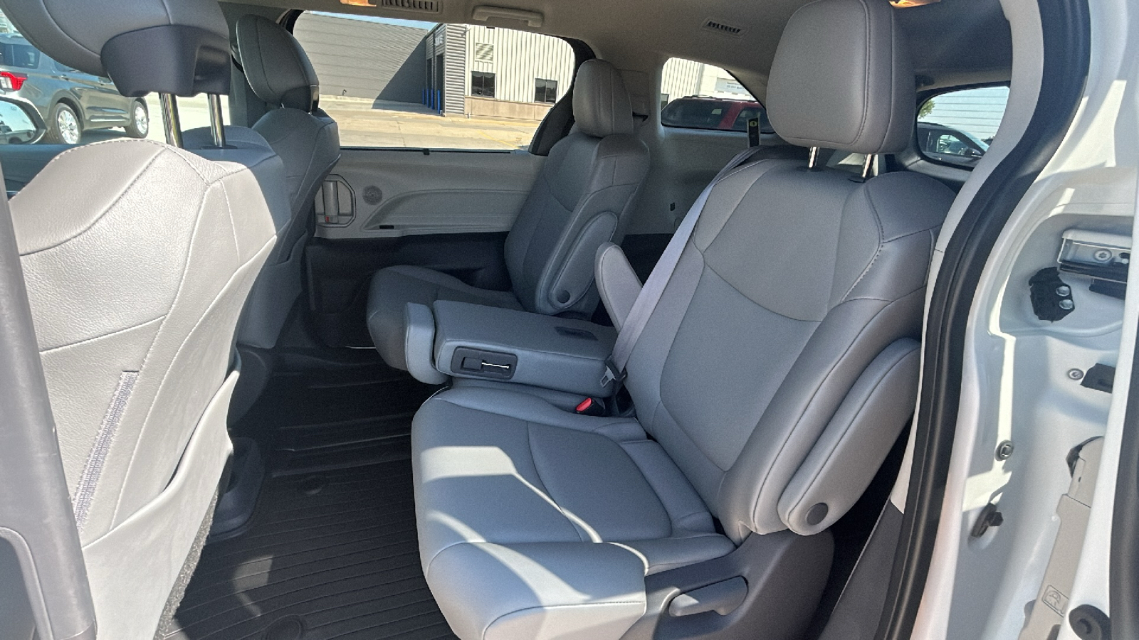 2021 Toyota Sienna XLE 12