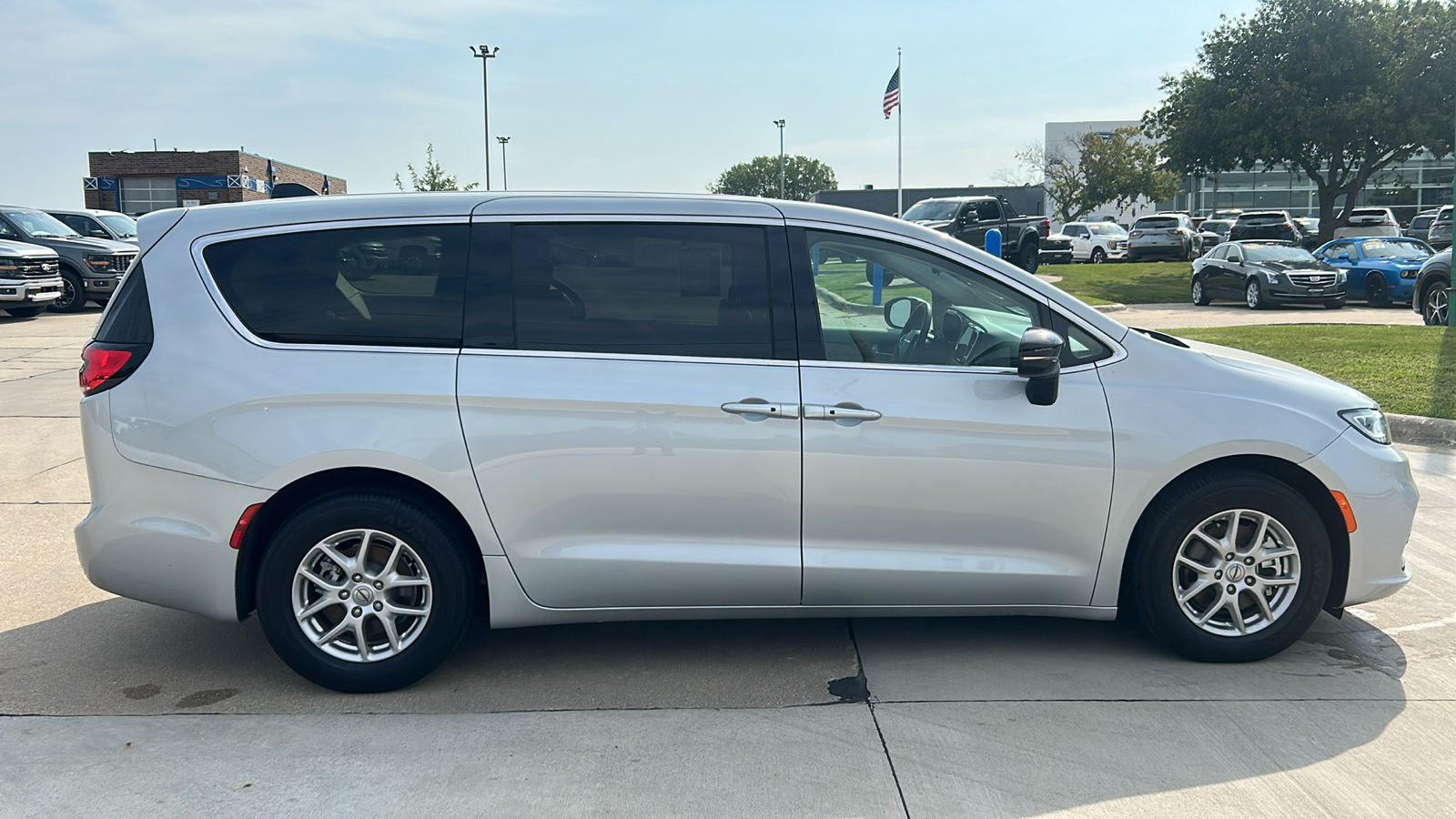 2024 Chrysler Pacifica Touring L 2