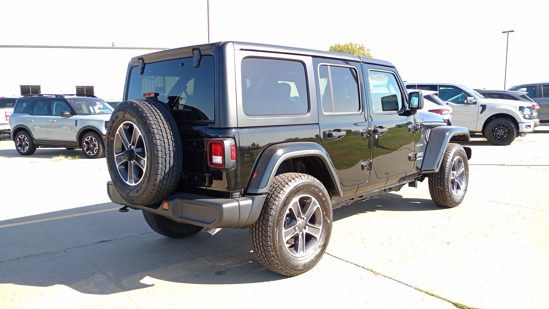 2023 Jeep Wrangler Sahara 3