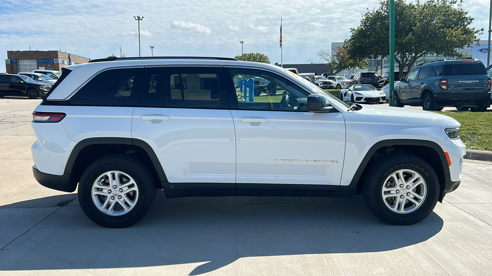 2022 Jeep Grand Cherokee Laredo 2