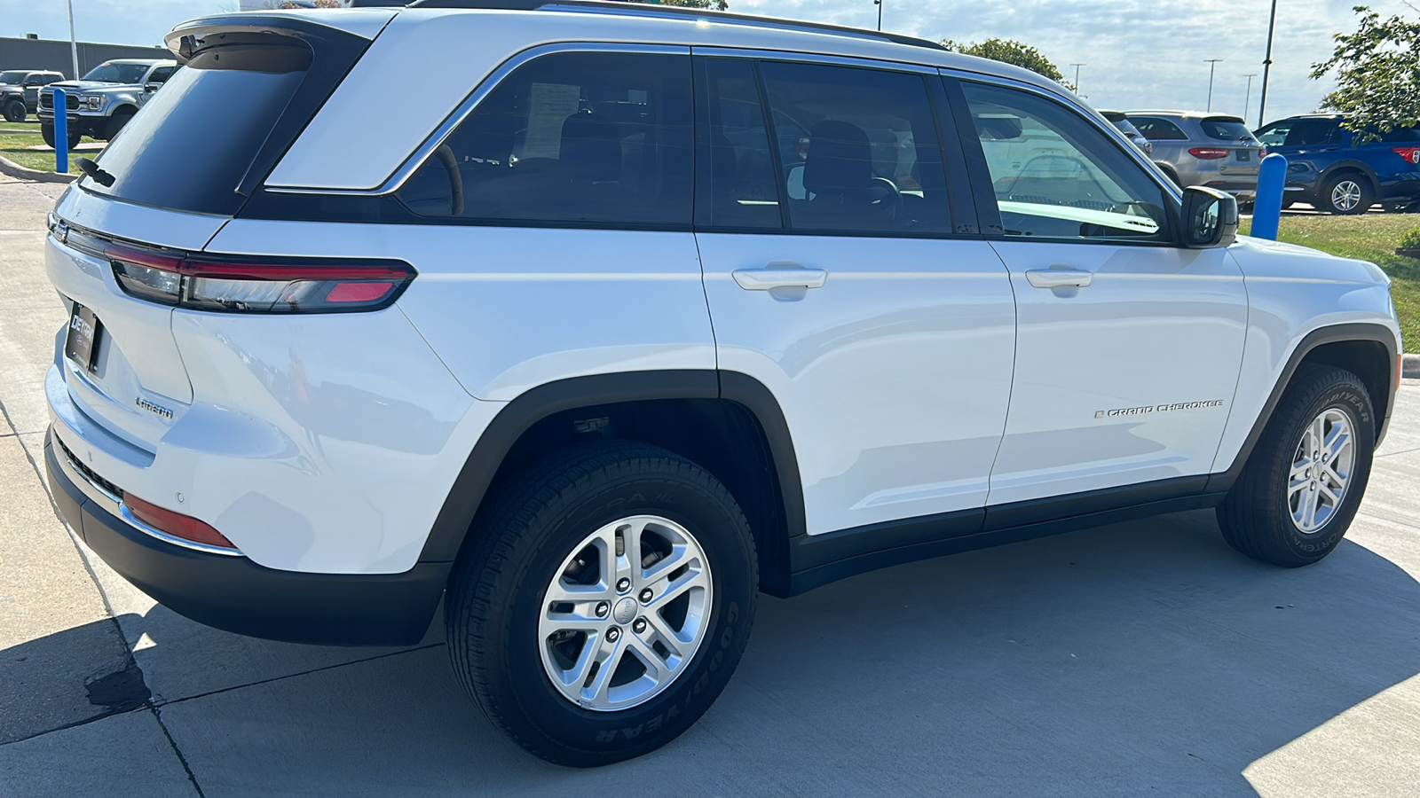 2022 Jeep Grand Cherokee Laredo 3