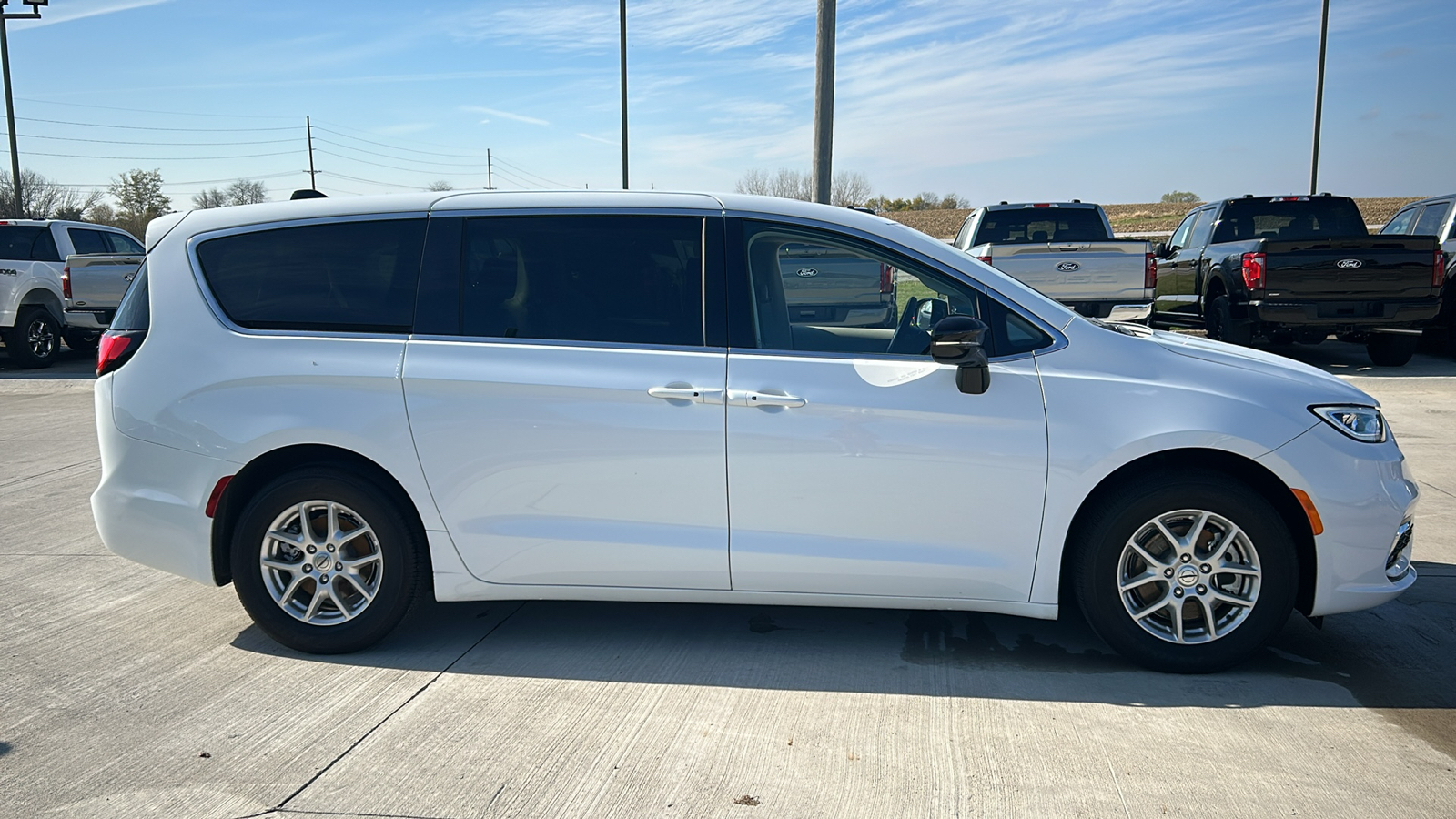 2024 Chrysler Pacifica Touring L 2