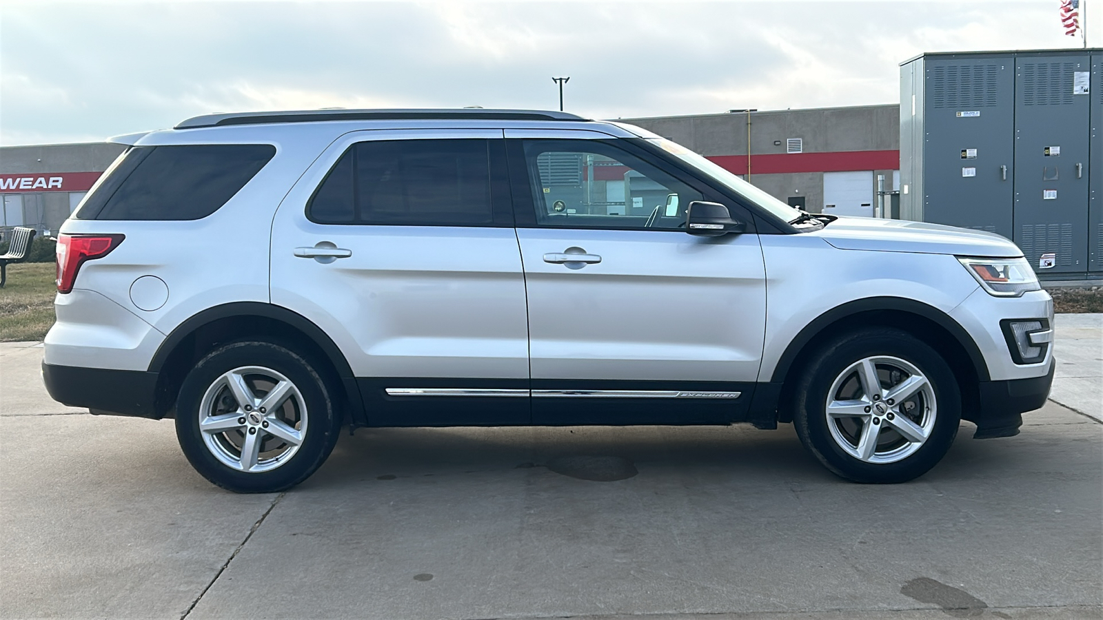 2017 Ford Explorer XLT 2