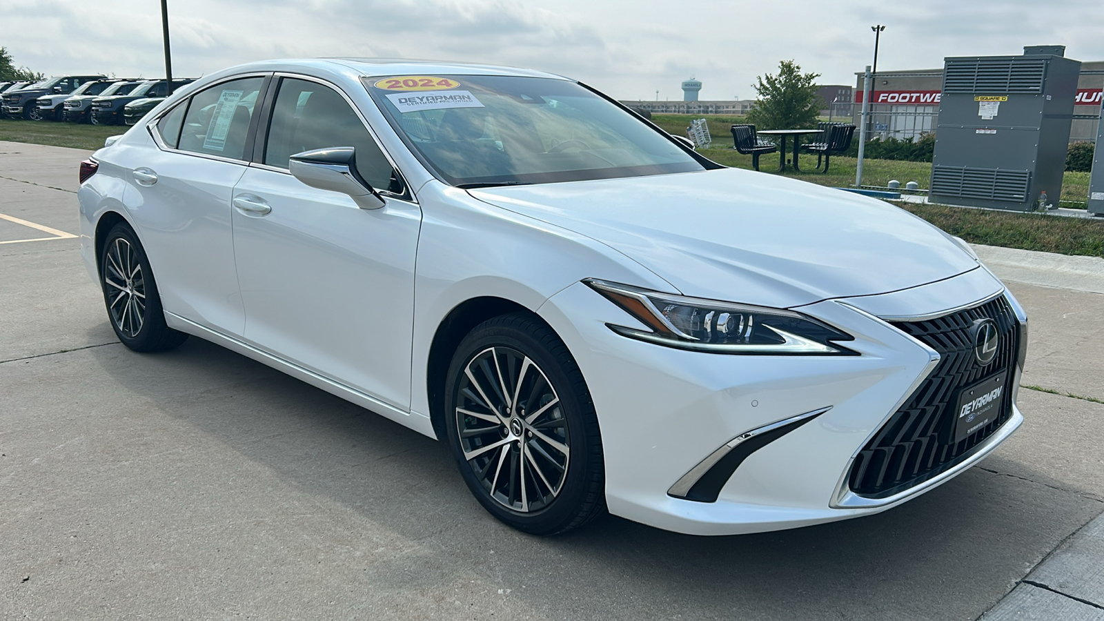 2024 Lexus ES 300h Luxury 1