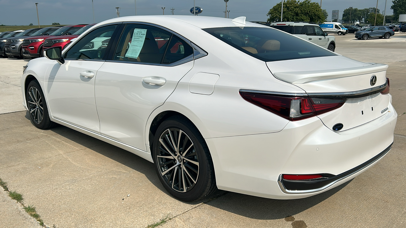 2024 Lexus ES 300h Luxury 5