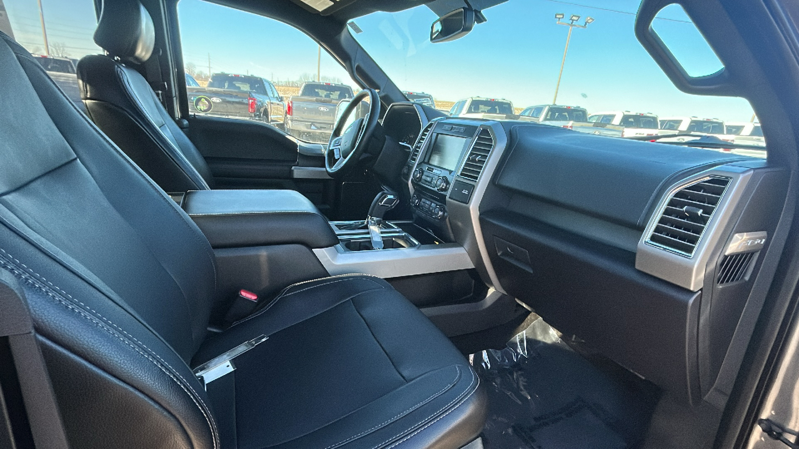 2015 Ford F-150 Lariat 25