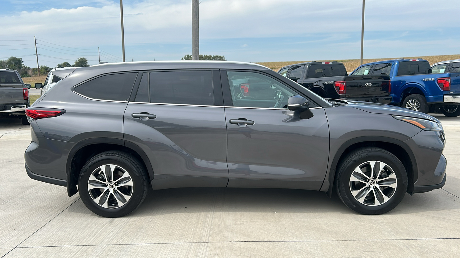 2022 Toyota Highlander XLE 2