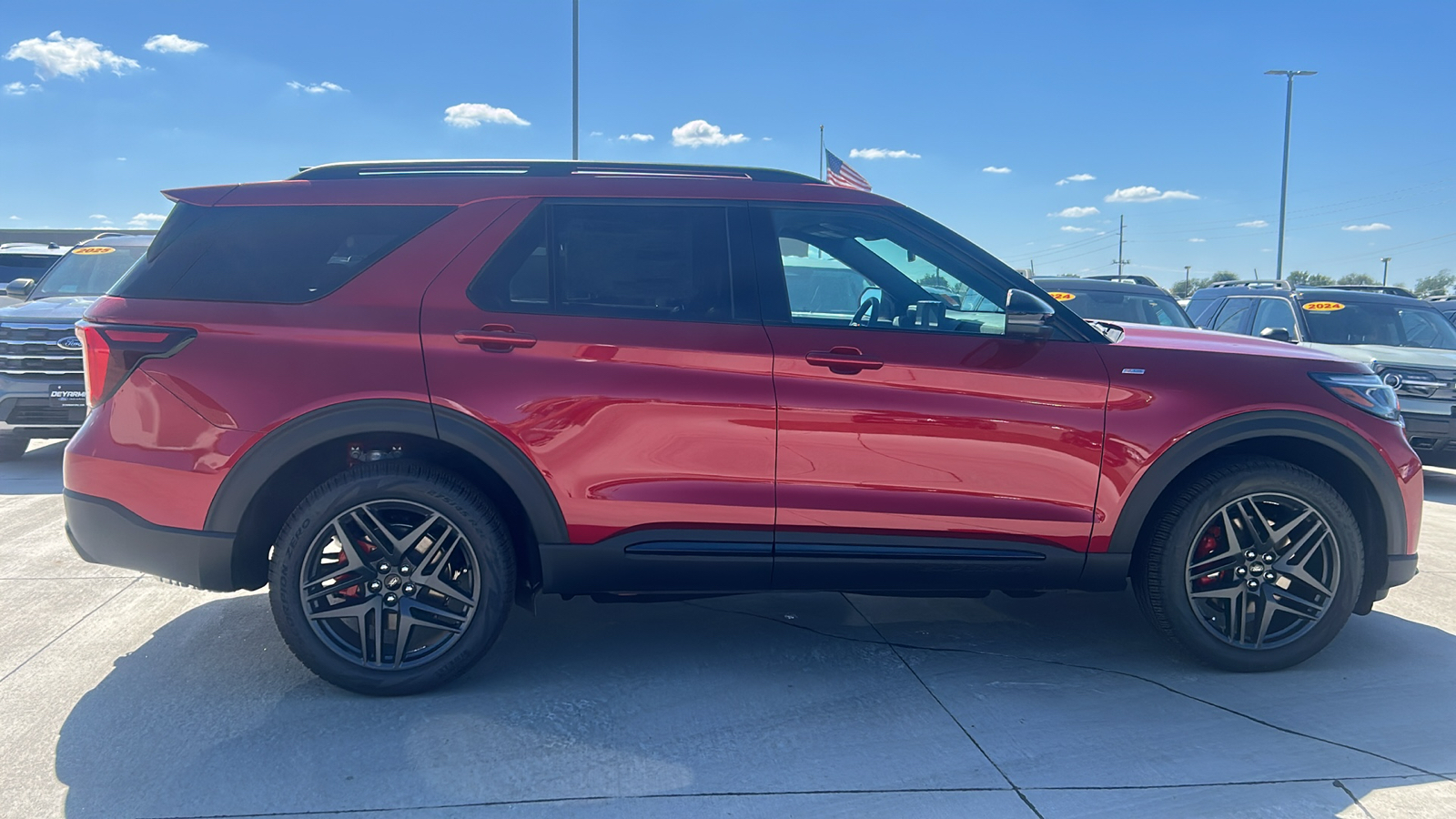 2025 Ford Explorer ST-Line 2