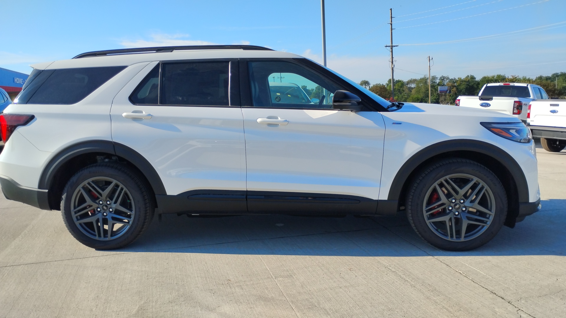 2025 Ford Explorer ST-Line 2