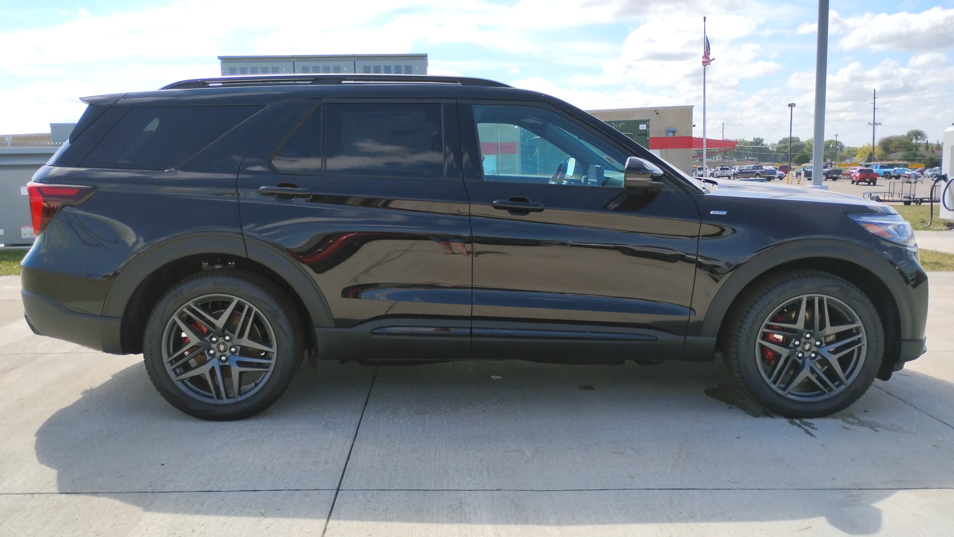 2025 Ford Explorer ST-Line 2