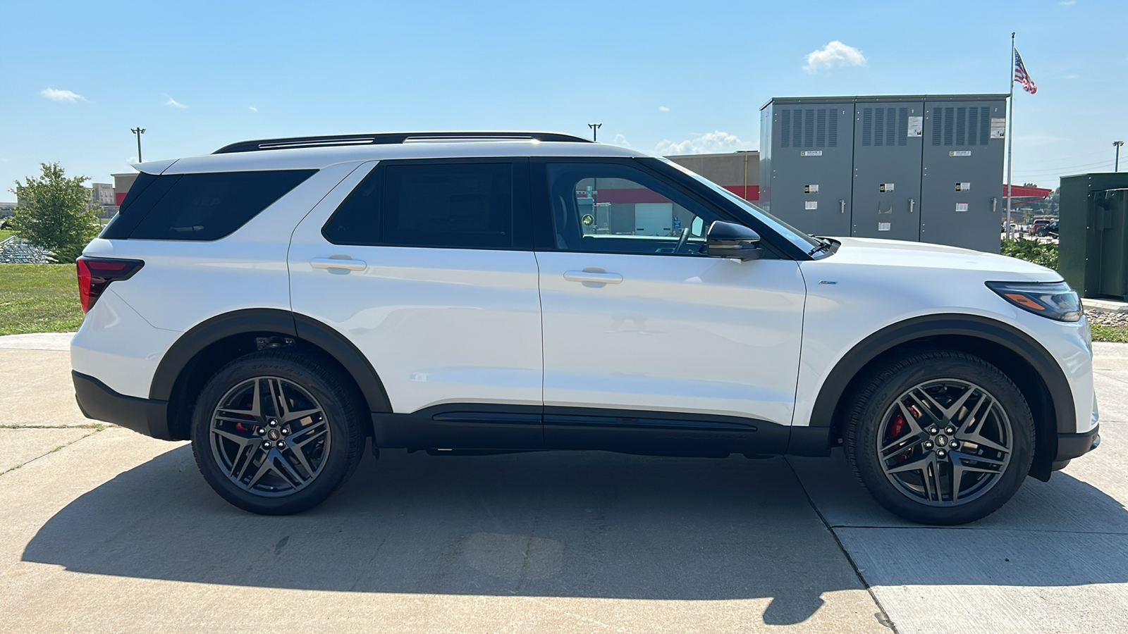 2025 Ford Explorer ST-Line 2