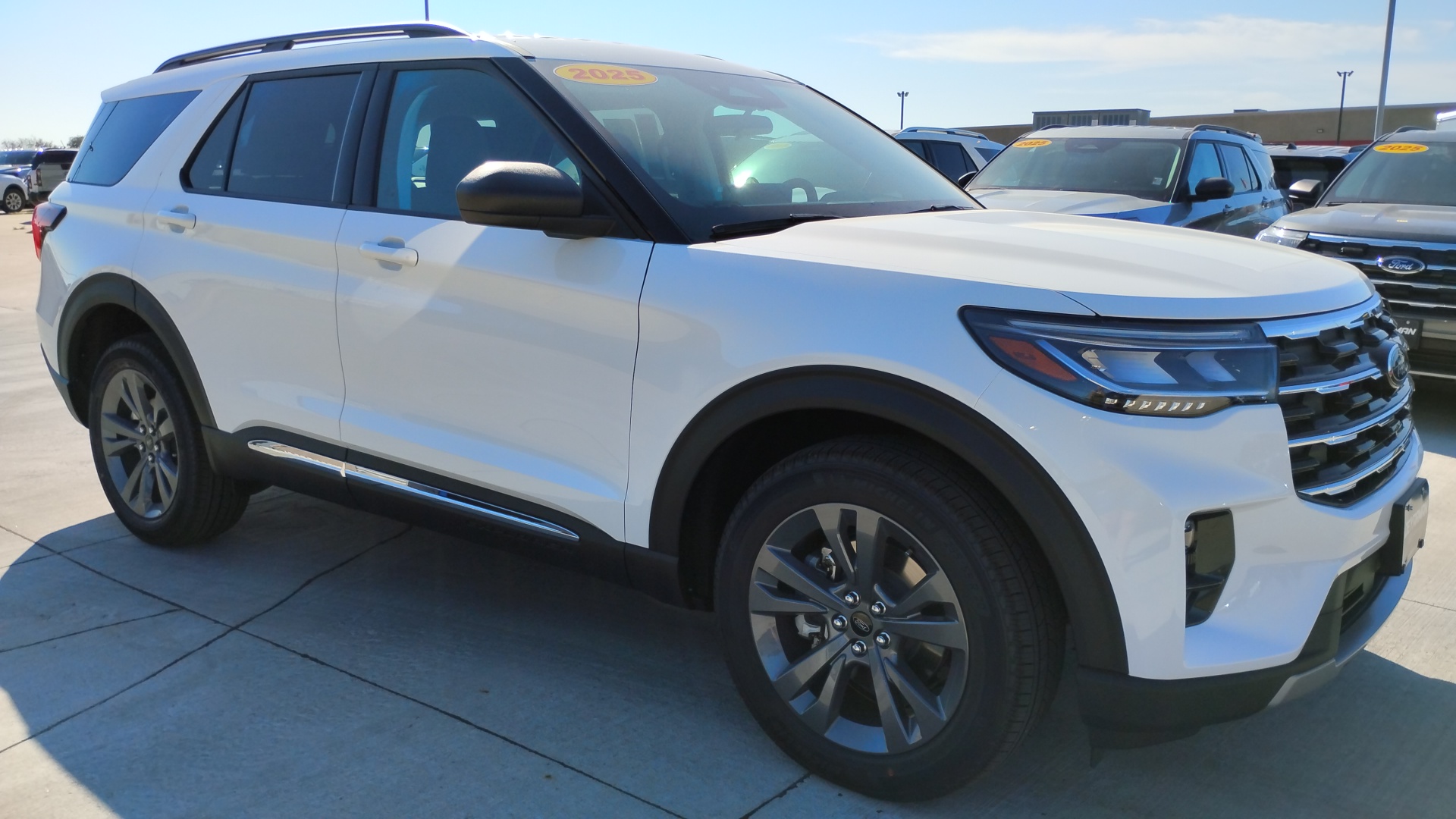 2025 Ford Explorer Active 1