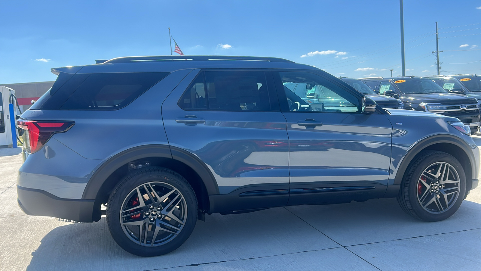 2025 Ford Explorer ST-Line 2