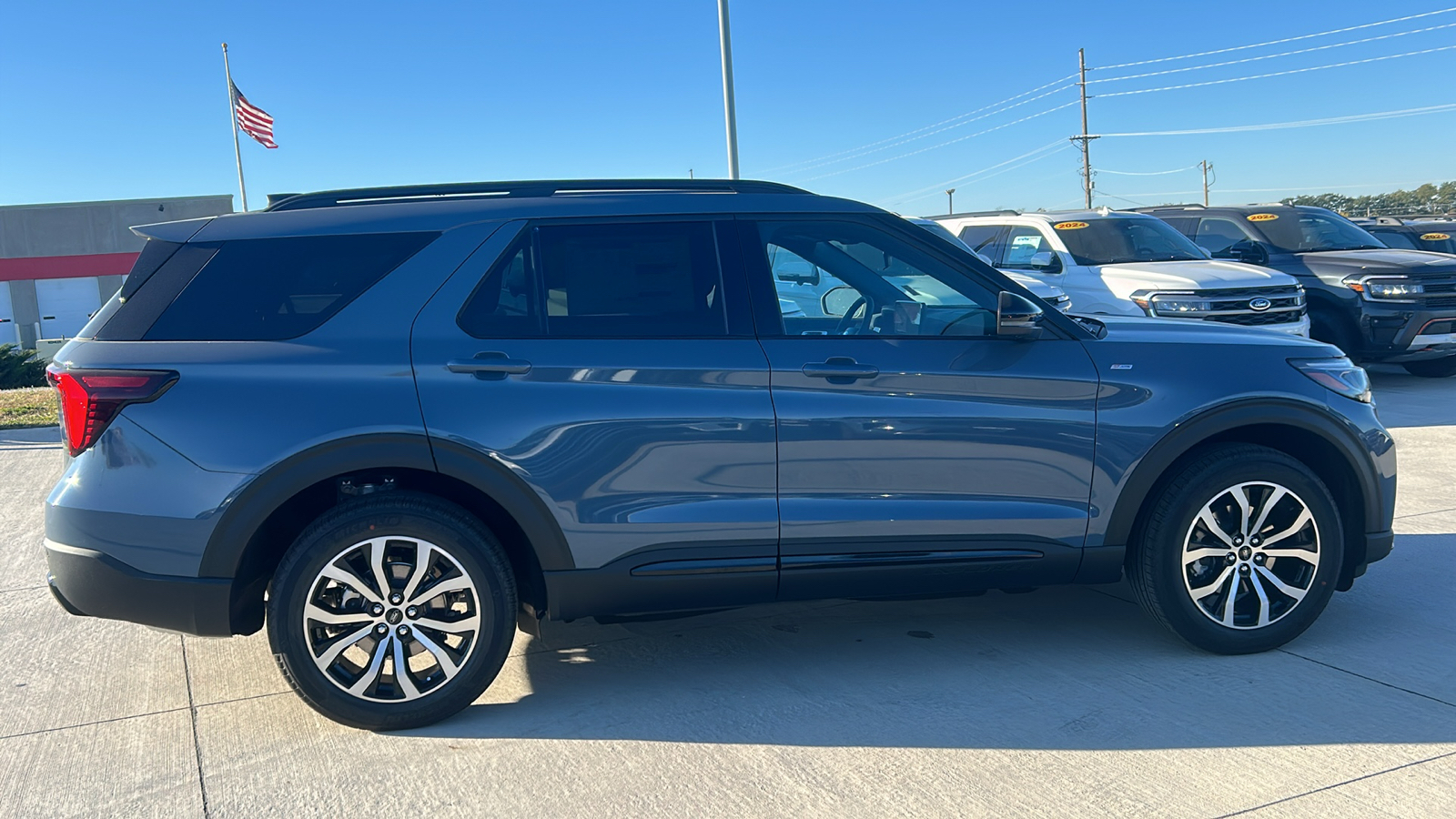 2025 Ford Explorer ST-Line 2