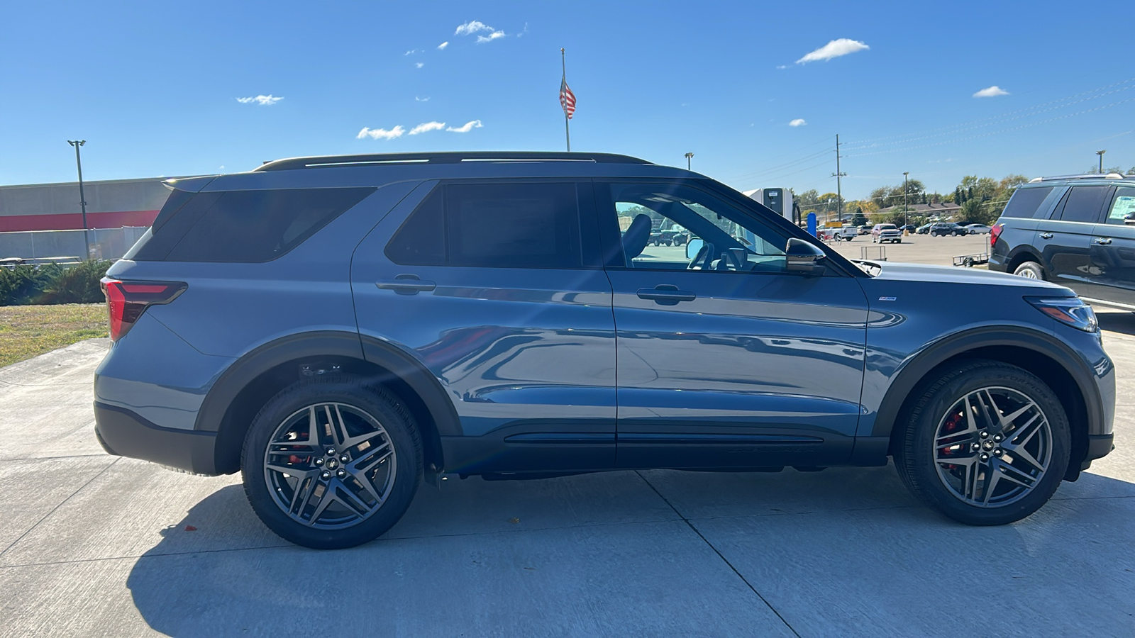 2025 Ford Explorer ST-Line 2