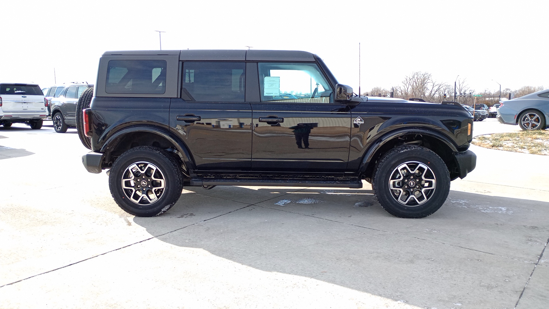 2024 Ford Bronco Outer Banks 2