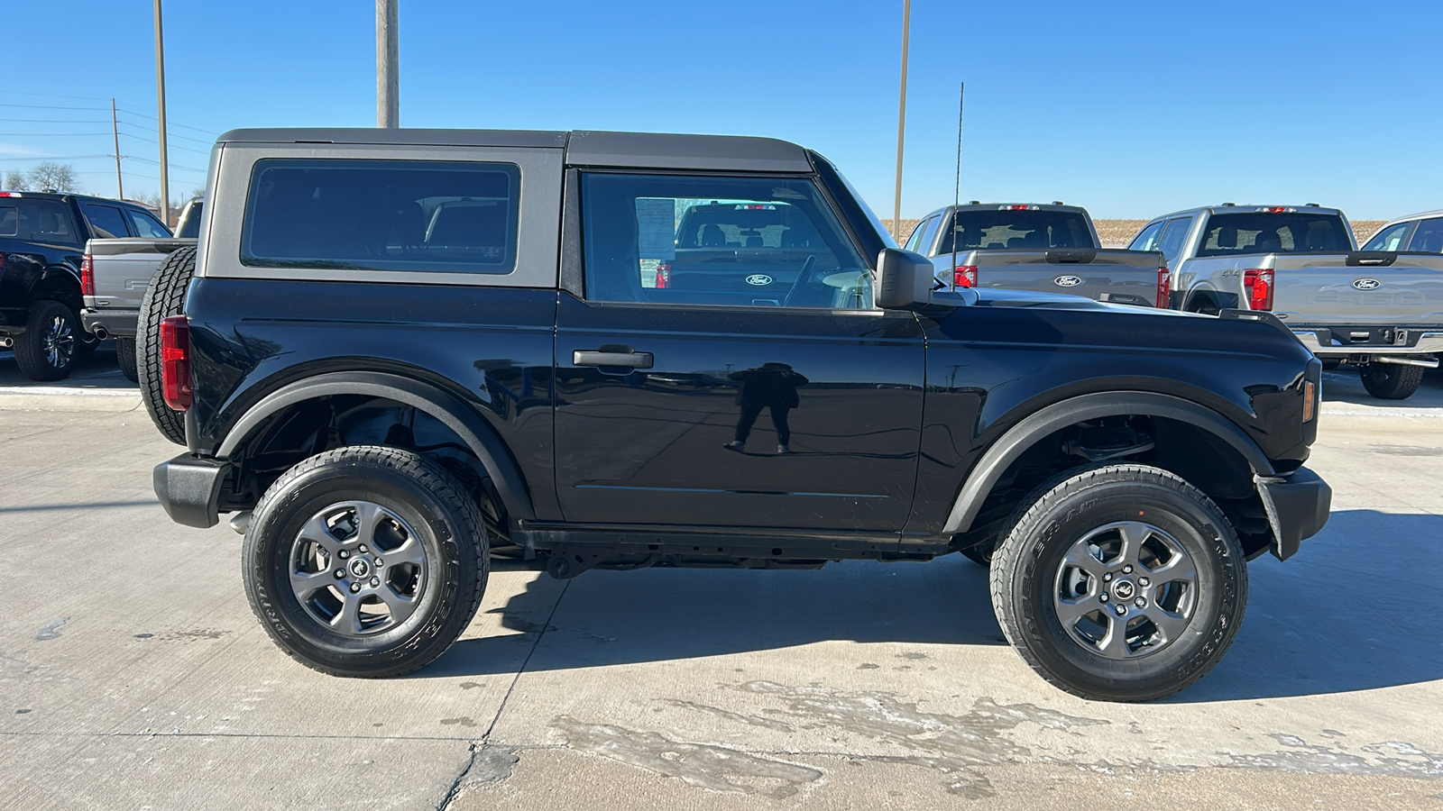 2022 Ford Bronco Base 2