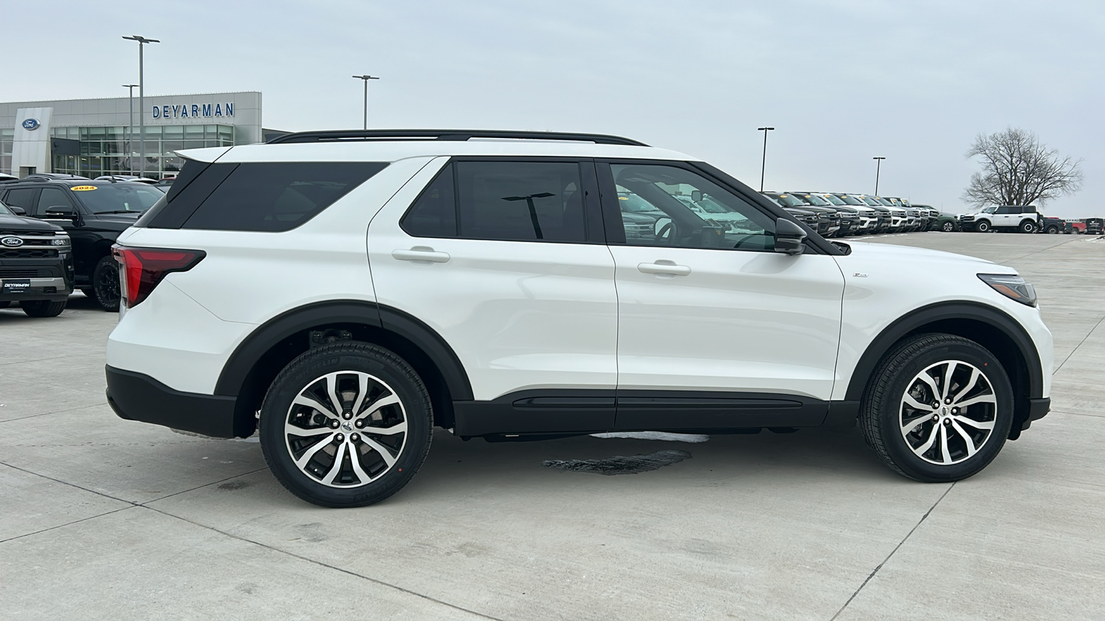 2025 Ford Explorer ST-Line 2