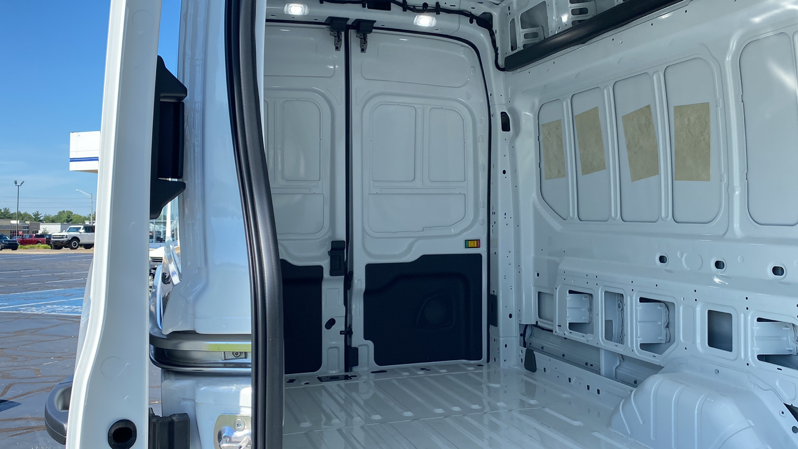 2023 Ford E-Transit Cargo Van  31