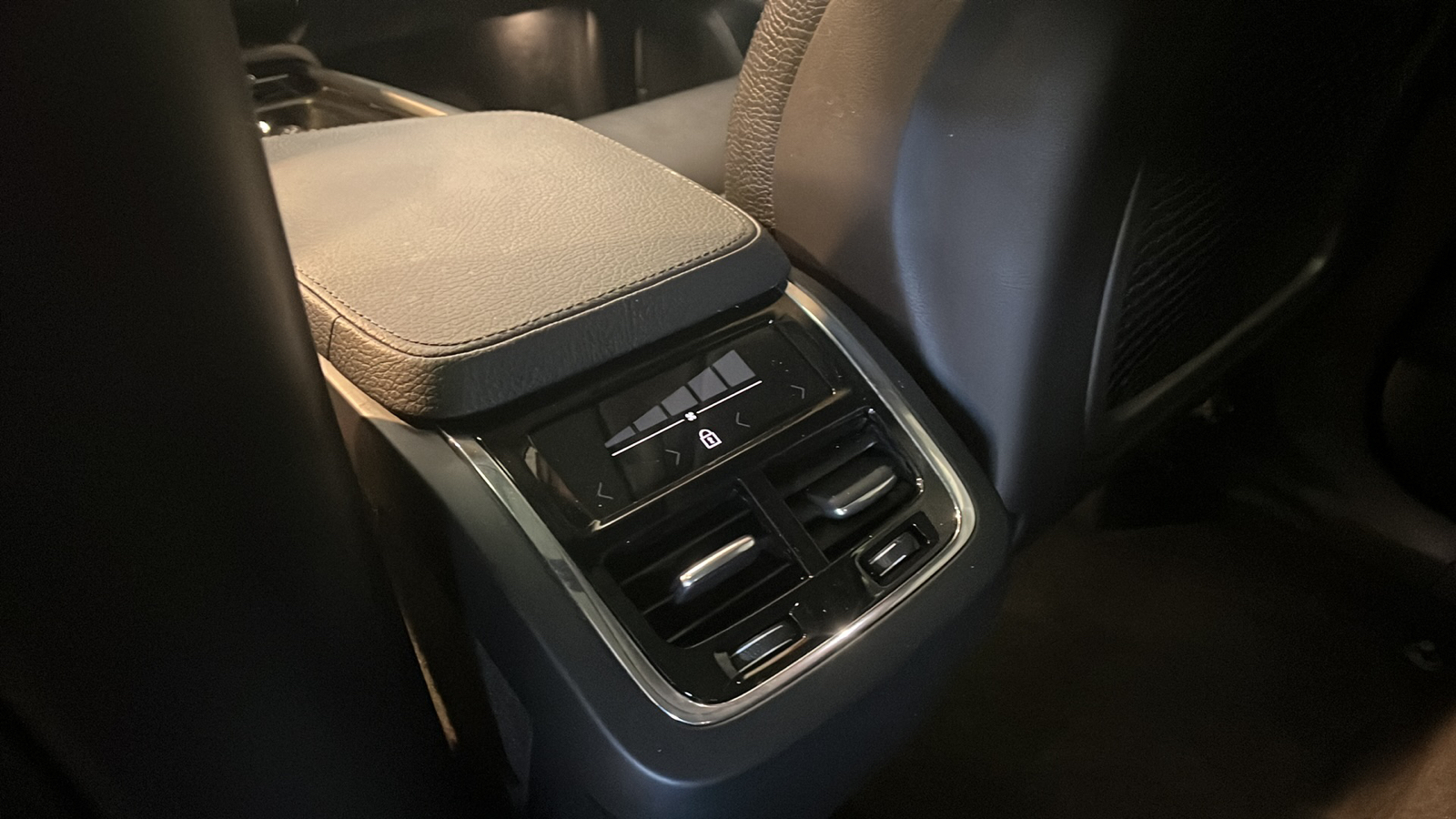 2018 Volvo XC90 T6 Momentum 10