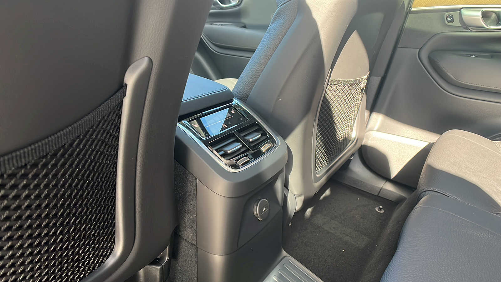 2024 Volvo XC90 Recharge Plug-In Hybrid T8 Plus Bright Theme 7 Passenger 8