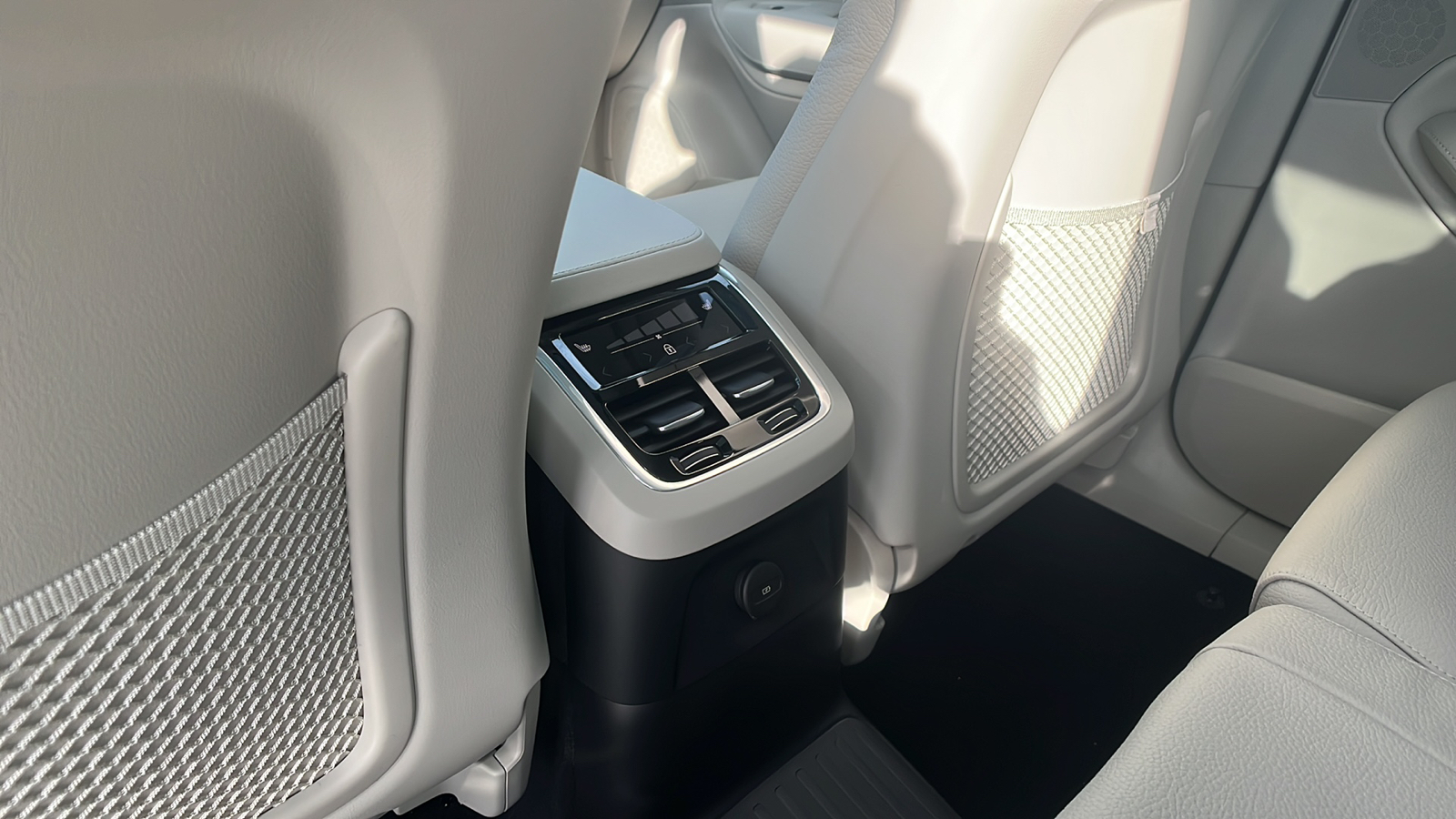 2024 Volvo XC90 Recharge Plug-In Hybrid T8 Plus Bright Theme 7 Passenger 5
