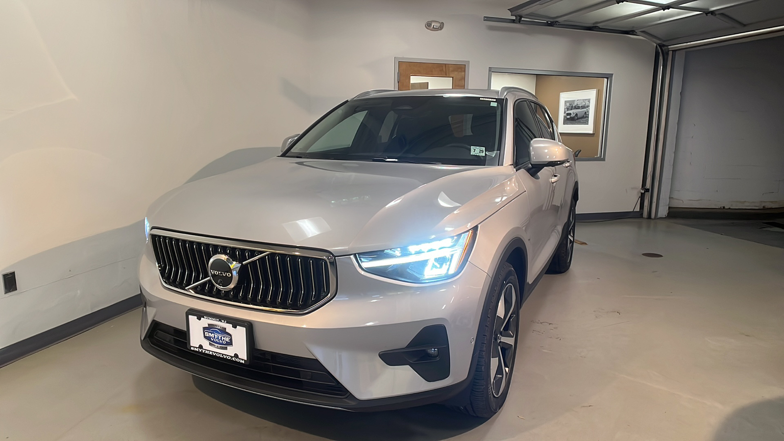 2025 Volvo XC40 B5 Plus Bright Theme 1