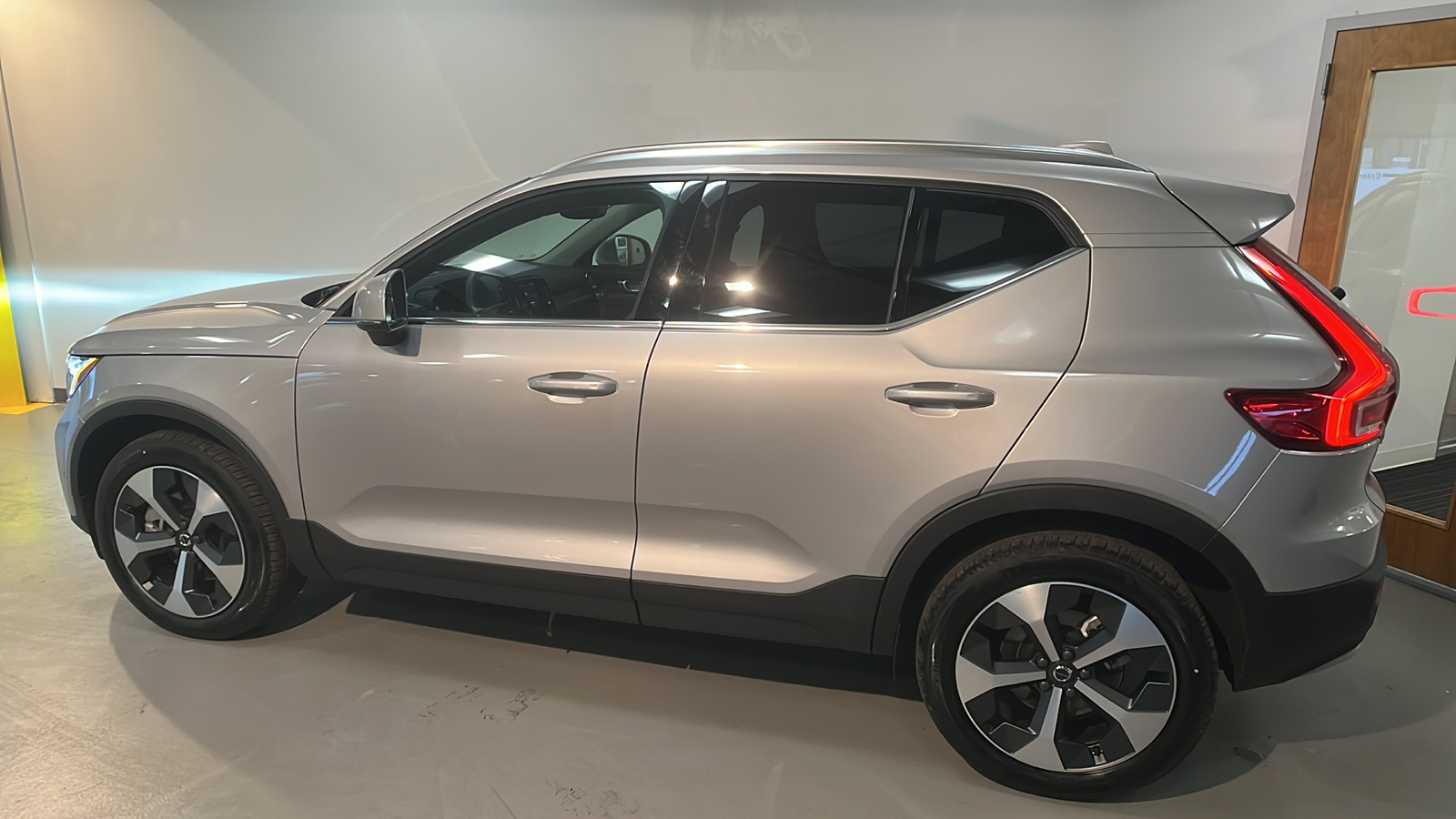 2025 Volvo XC40 B5 Plus Bright Theme 2