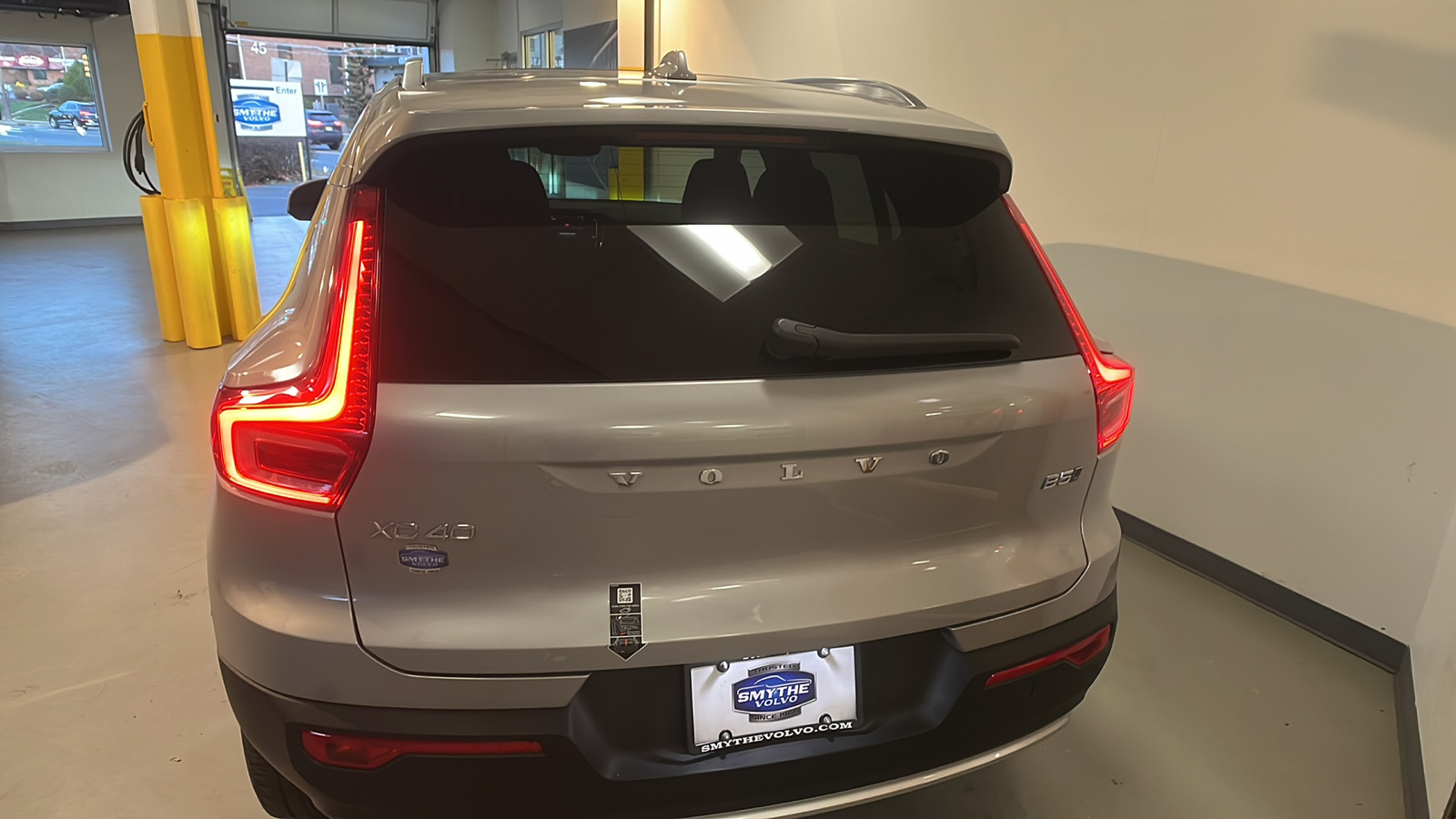 2025 Volvo XC40 B5 Plus Bright Theme 4