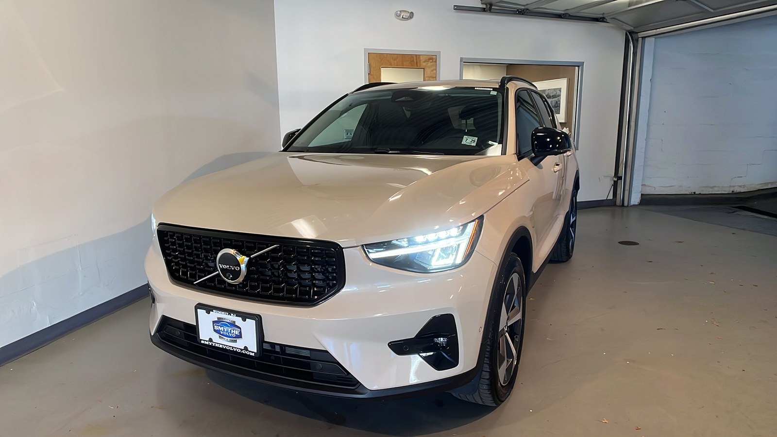 2025 Volvo XC40 B5 Plus Dark Theme 1