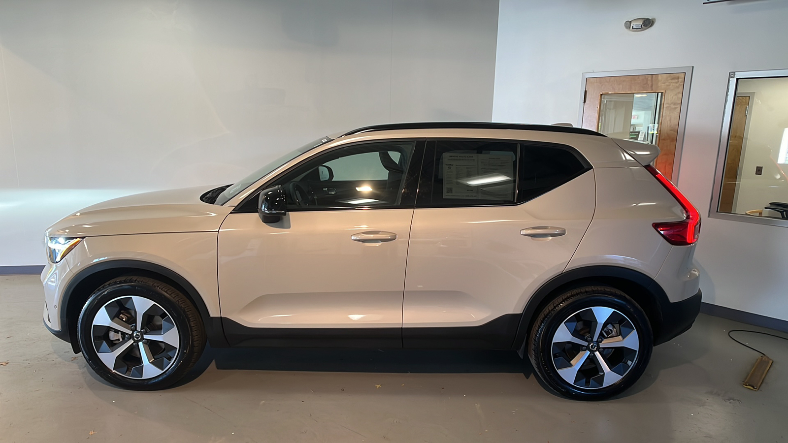 2025 Volvo XC40 B5 Plus Dark Theme 2