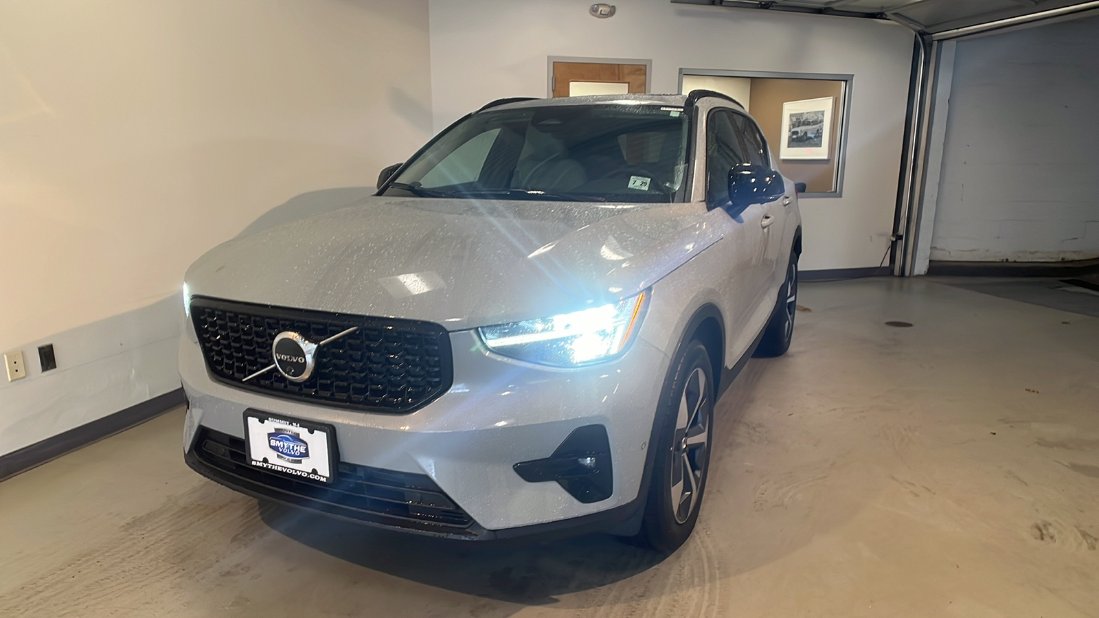 2025 Volvo XC40 B5 Plus Dark Theme 1