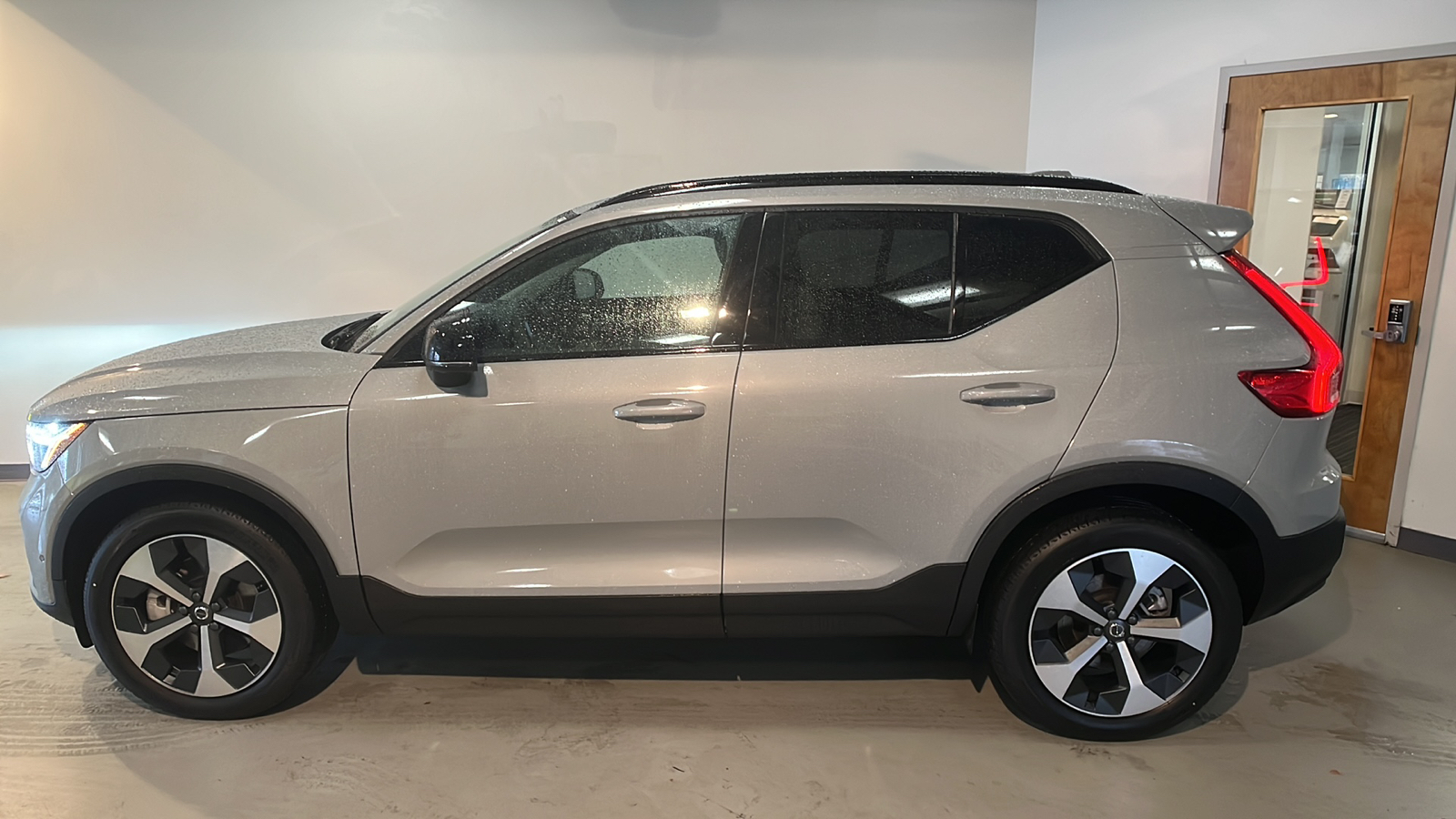 2025 Volvo XC40 B5 Plus Dark Theme 2