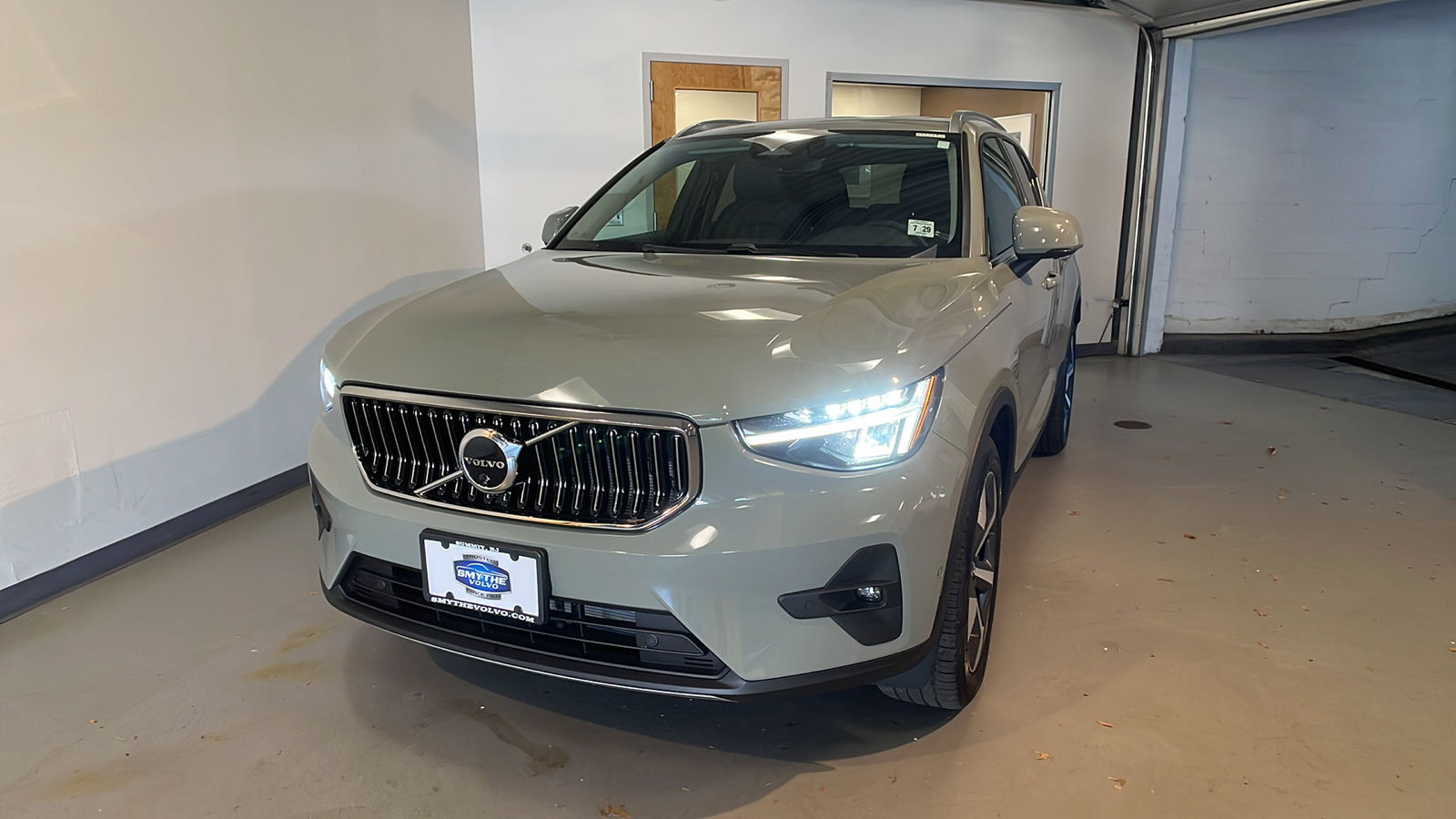 2025 Volvo XC40 B5 Plus Bright Theme 1