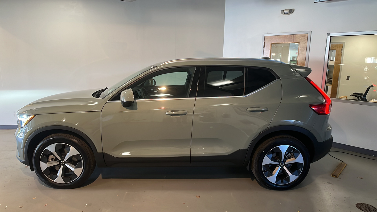 2025 Volvo XC40 B5 Plus Bright Theme 2