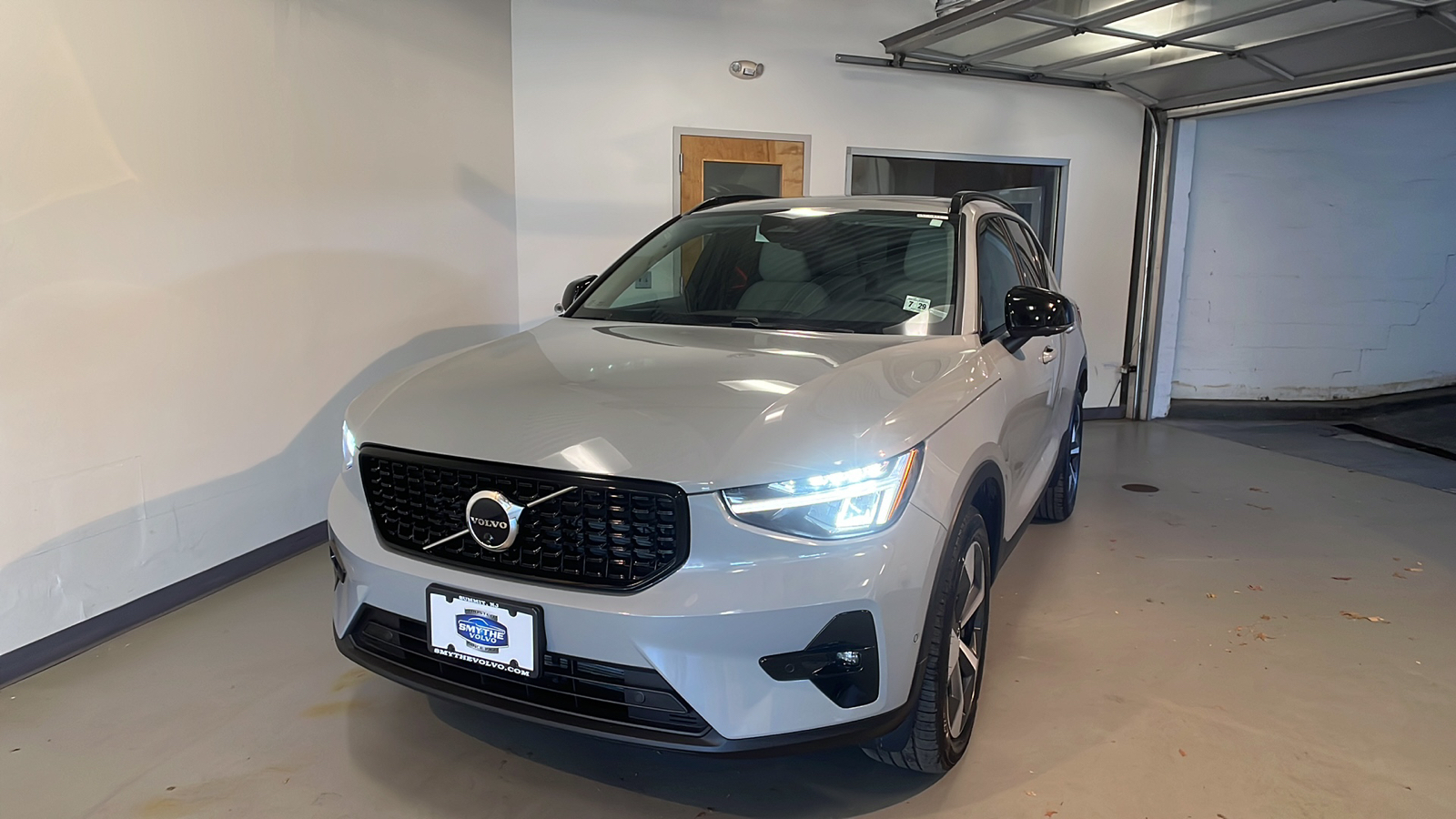 2025 Volvo XC40 B5 Plus Dark Theme 1