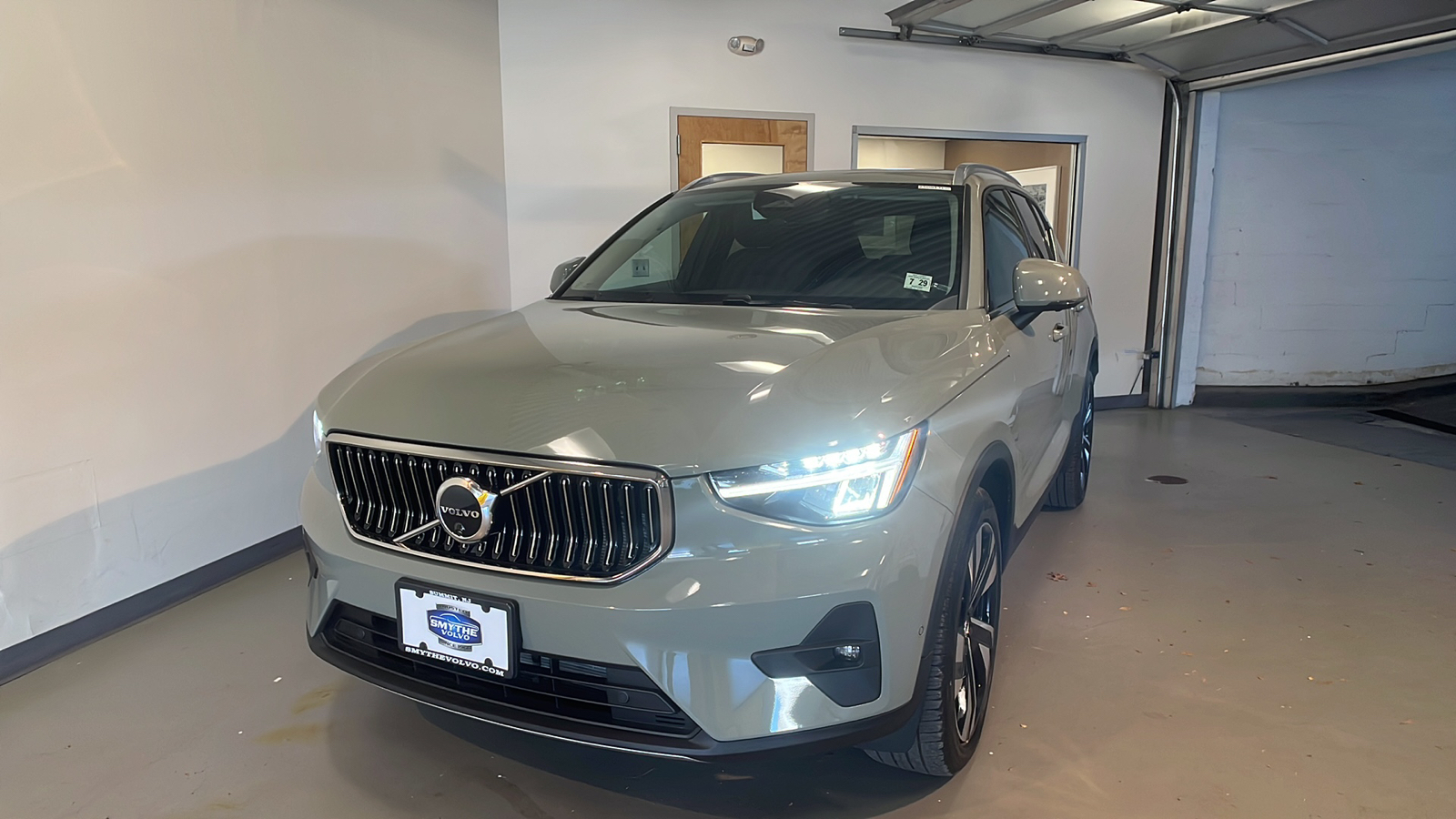 2025 Volvo XC40 B5 Plus Bright Theme 1