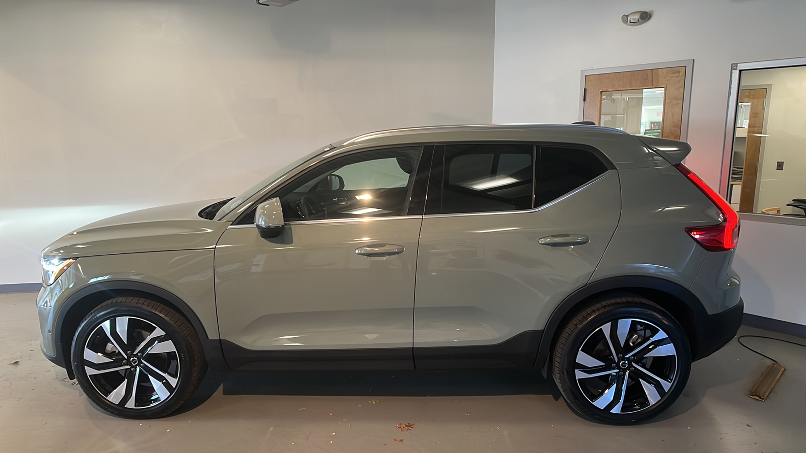 2025 Volvo XC40 B5 Plus Bright Theme 2